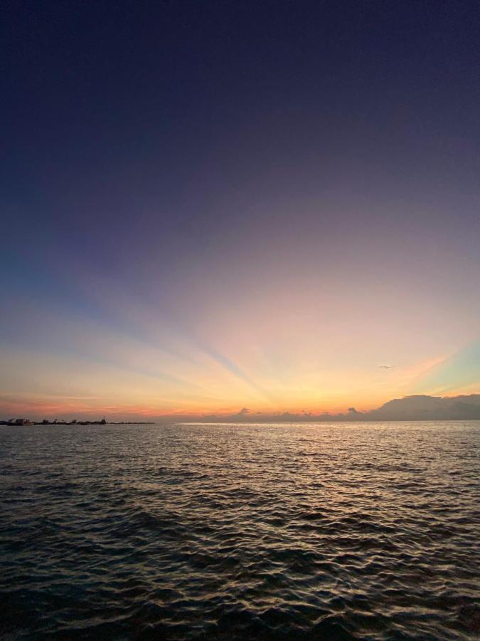 Reef Edge Thulusdhoo, Maldives Otel Dış mekan fotoğraf