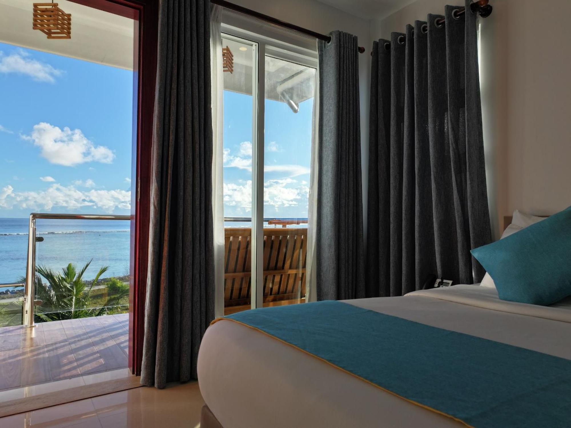 Reef Edge Thulusdhoo, Maldives Otel Dış mekan fotoğraf