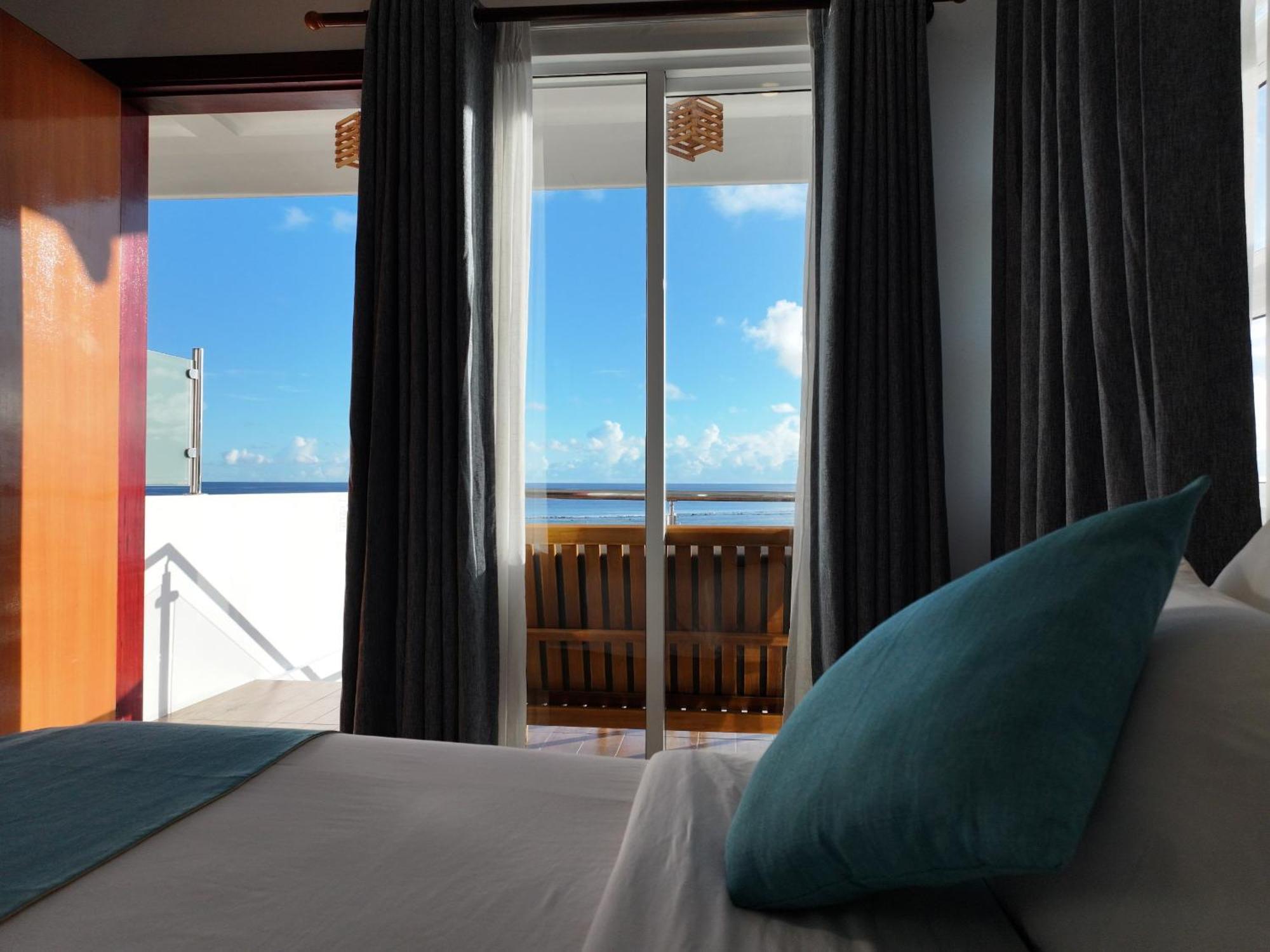 Reef Edge Thulusdhoo, Maldives Otel Dış mekan fotoğraf