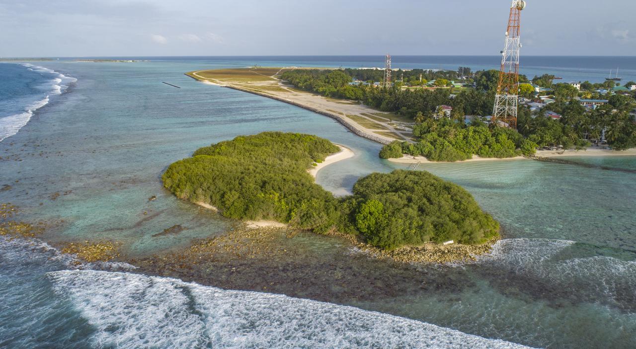 Reef Edge Thulusdhoo, Maldives Otel Dış mekan fotoğraf
